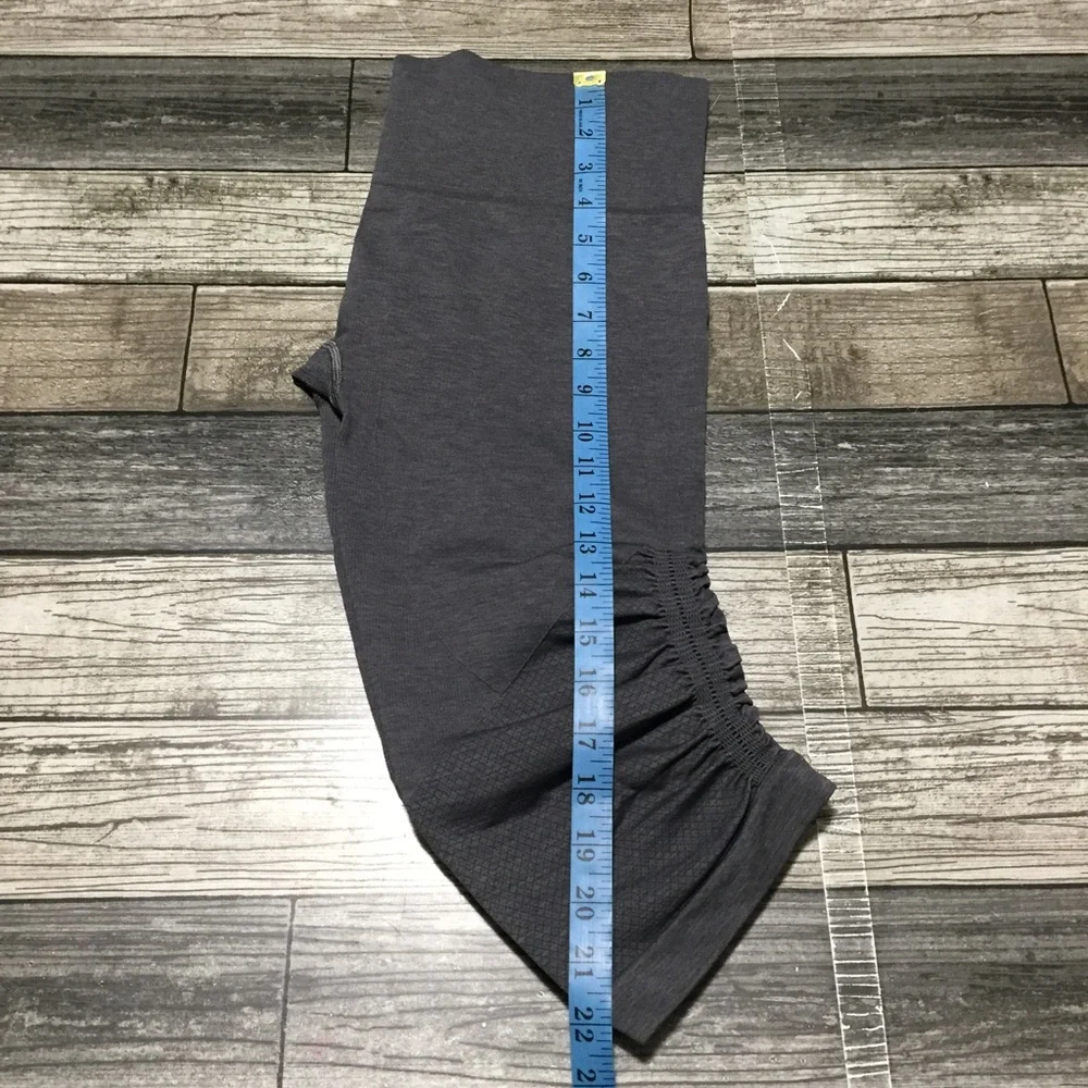 Lululemon Crop Leggings Women’s 10 (Inseam 16) Gray Ruffled Side Stretch. - Picture 5 of 9